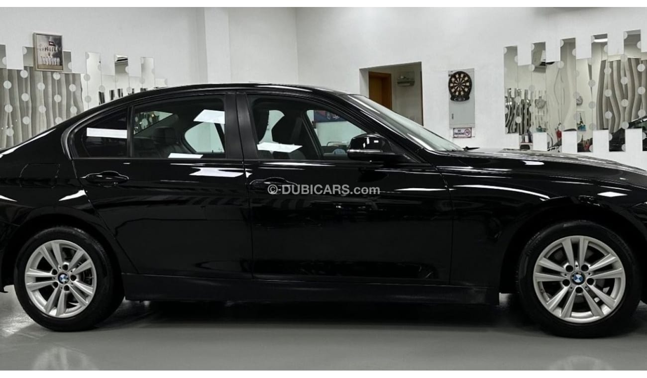 BMW 318i Executive GCC .. Low Milgea .. Perfect Condition .. Sunroof .