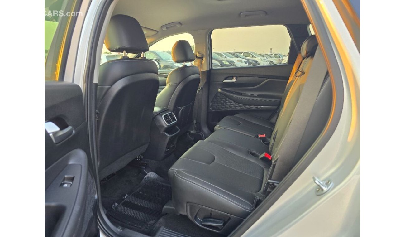 Hyundai Santa Fe 2019 Model 4x4 , leather seats and Rear camera