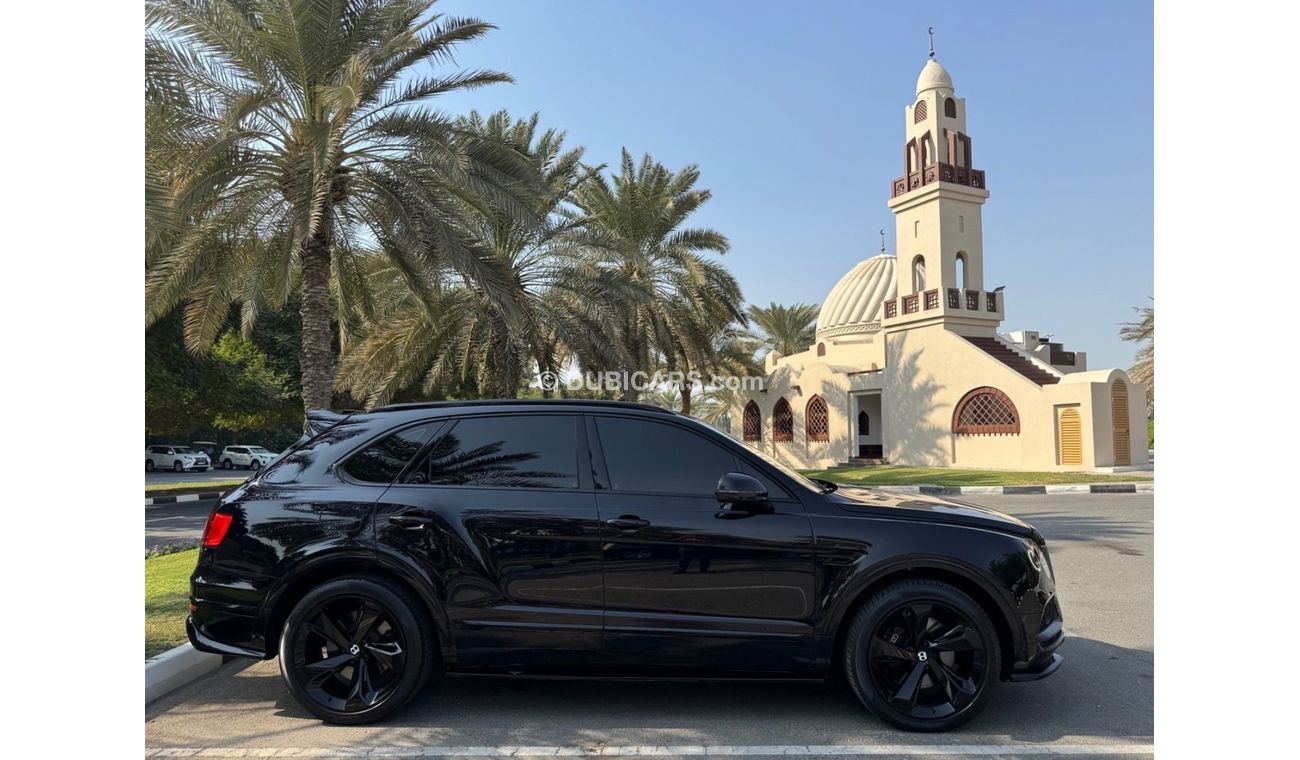 بنتلي بينتايجا GCC .. FSH .. Low Milegea .. V8 .. Perfect Condition .. Top Range