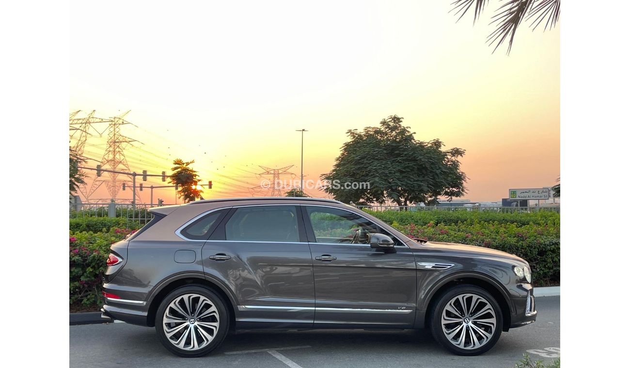 Bentley Bentayga Signature Very clean title , no accident , spiceal order color , under warranty , gcc