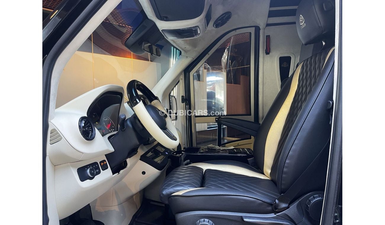 Mercedes-Benz Sprinter 519 CDI I Wooden Floor I 18 Seater