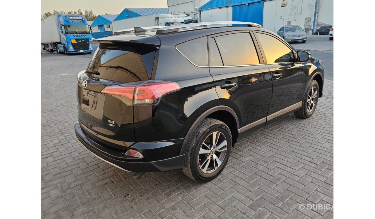 تويوتا راف ٤ فقط تصدير XLE 4x4 with sunroof and leather seats