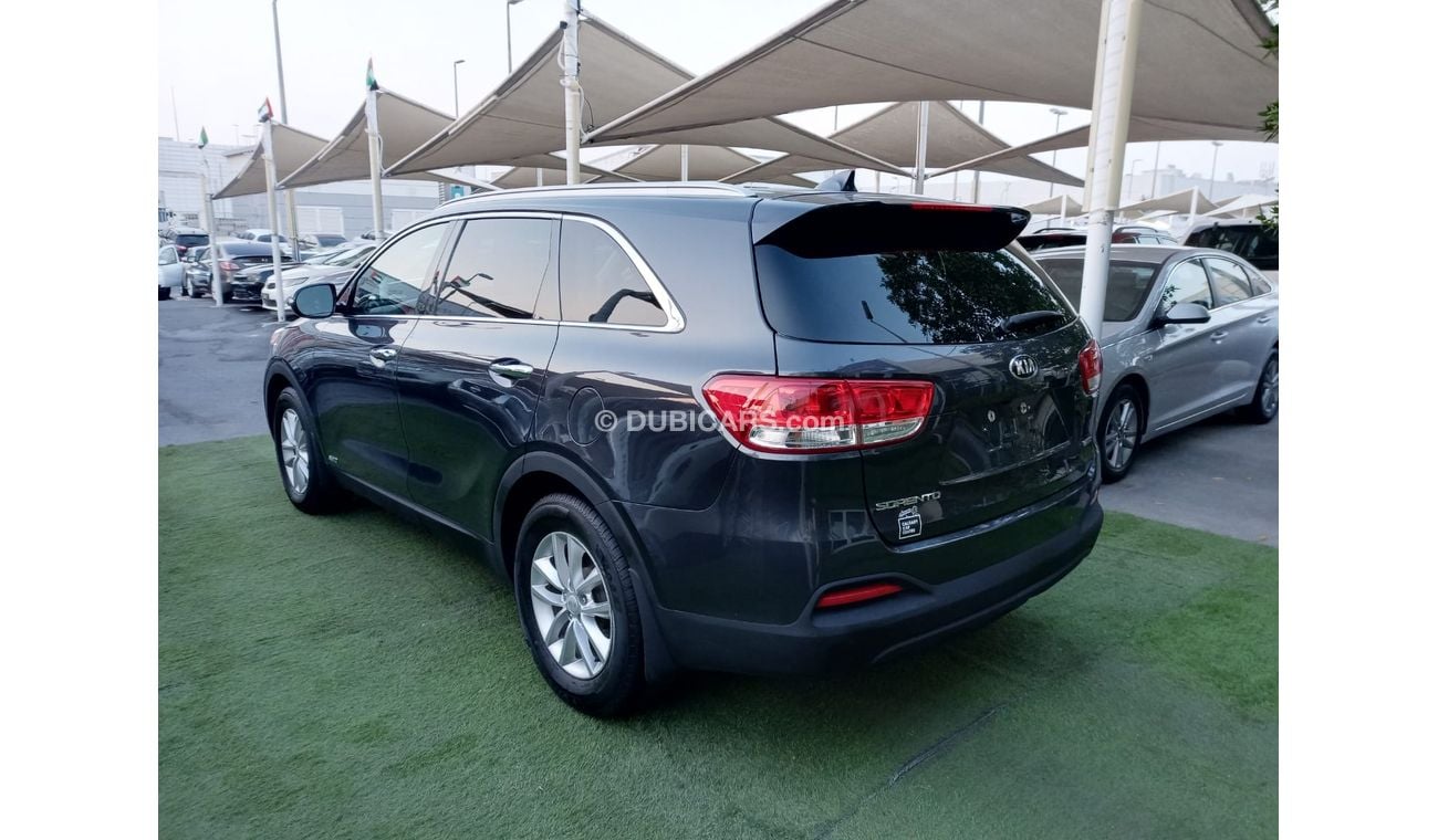 Kia Sorento 2017 model, 4 cylinder, cruise control, sensor wheels, rear screen, in excellent condition