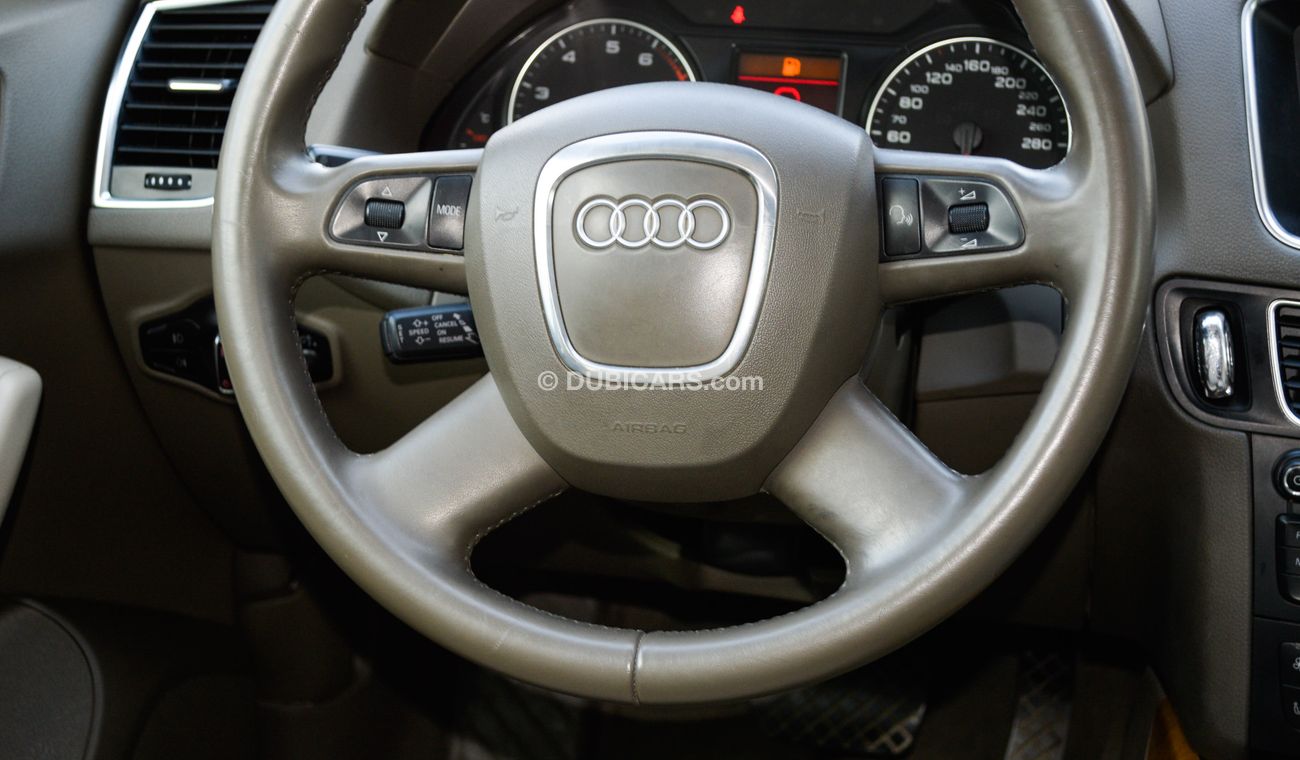 Audi Q5 Audi Q5 model 2009, GCC, panorama, white color, inside beige leather hatch, rear spoiler, sensors, c