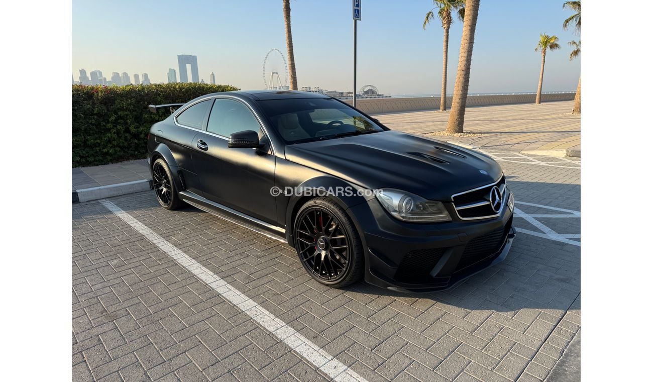 مرسيدس بنز C 63 كوبيه Black Series look