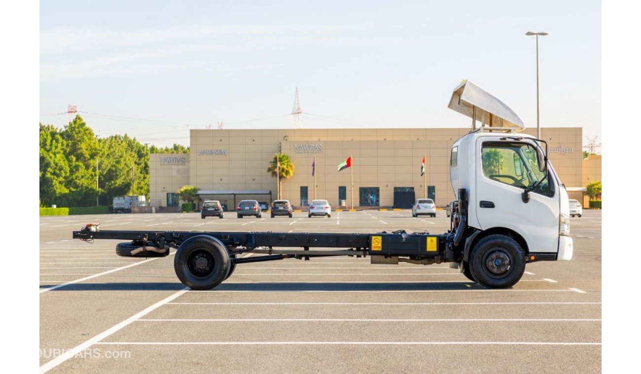 هينو 300 916 - 2015 Chassis Truck - 4.0L - Diesel M/T RWD - GCC Specs - Low Mileage - Ready to Drive