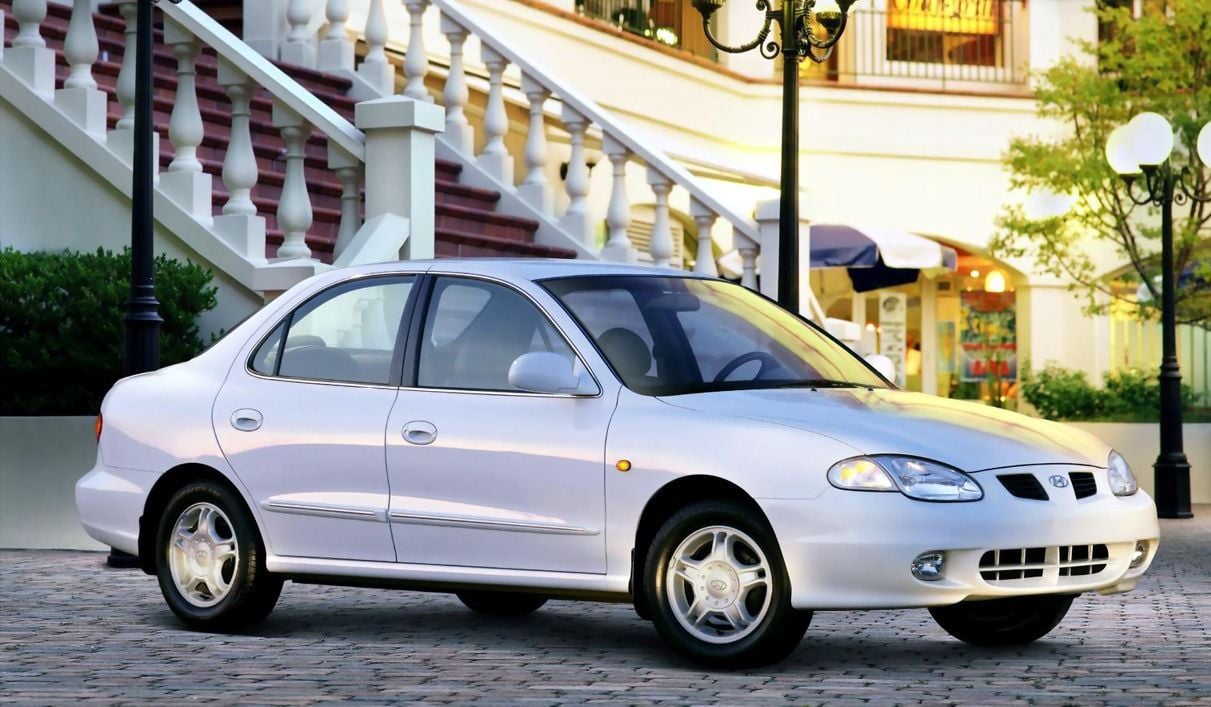 Hyundai Lantra exterior - Side Profile