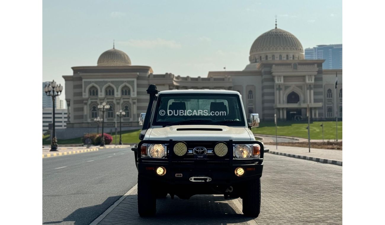 تويوتا لاند كروزر بيك آب Toyota landcruise pickup 2014 Model v8 Diesel Transmission. Automatic Interior Black 5 seater 4 Door