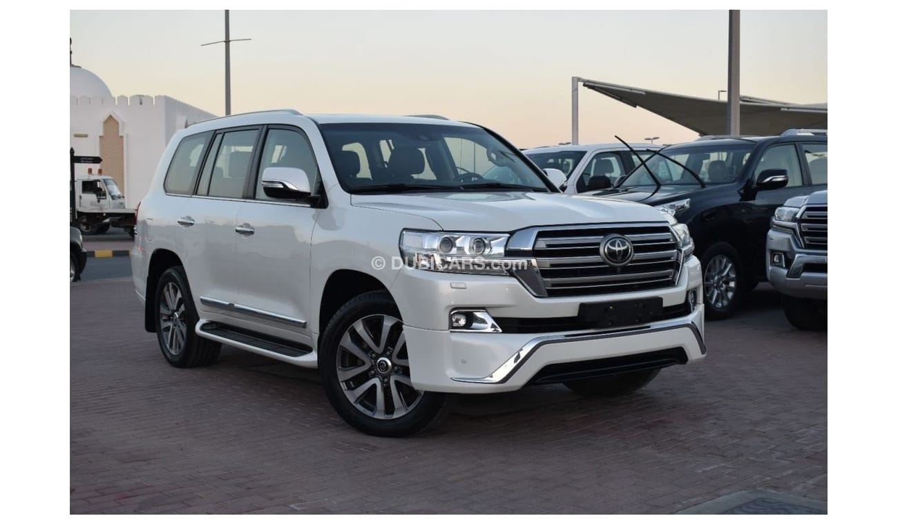 Toyota Land Cruiser VXR VXR VXR 2017 | TOYOTA LAND CRUISER VXR | V8 5.7L | GCC | FULL-SERVICE HISTORY FROM AGENCY | VERY