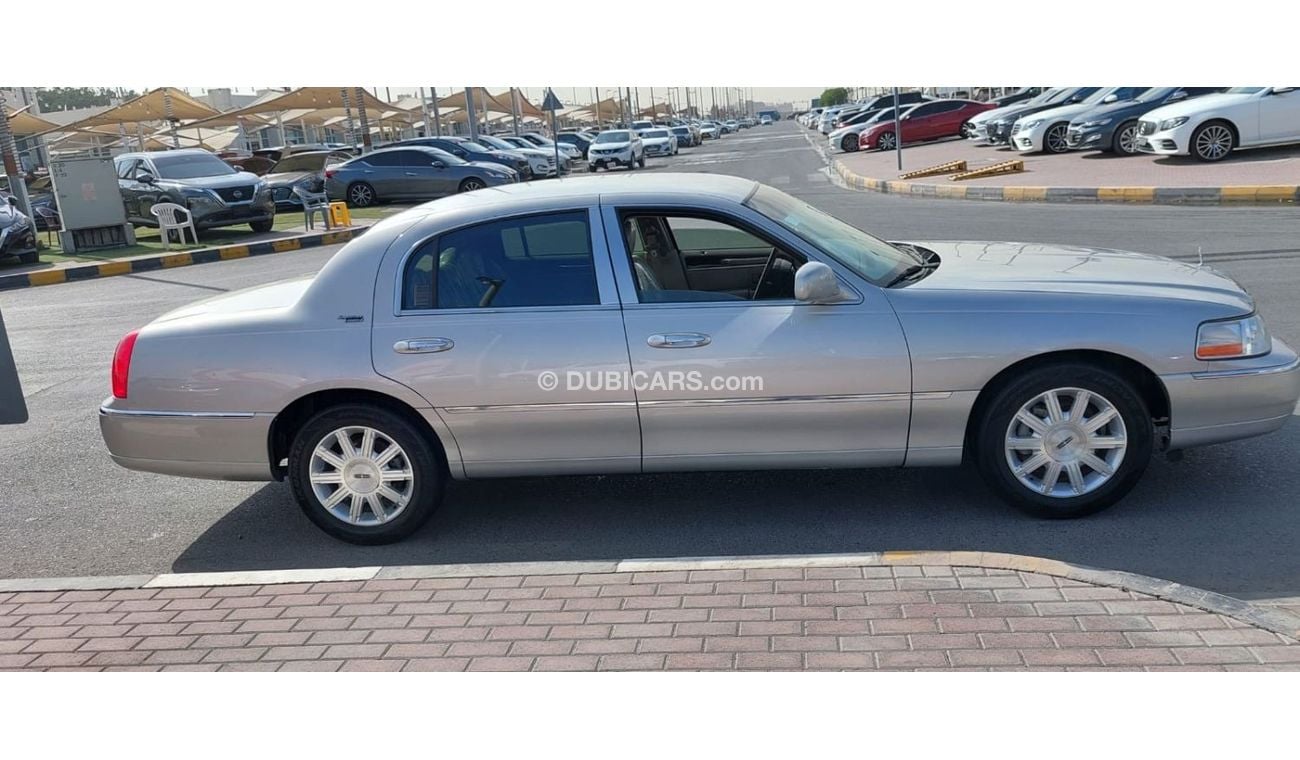 Lincoln Town Car veary clean car