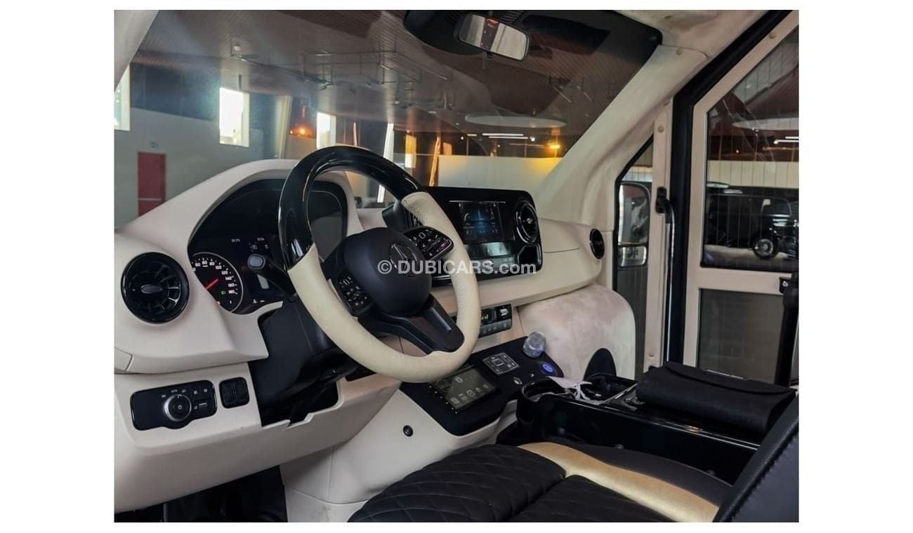 Mercedes-Benz Sprinter 519 CDI I Wooden Floor I 18 Seater