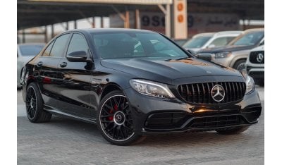 مرسيدس بنز C 300 عليها كت C 63