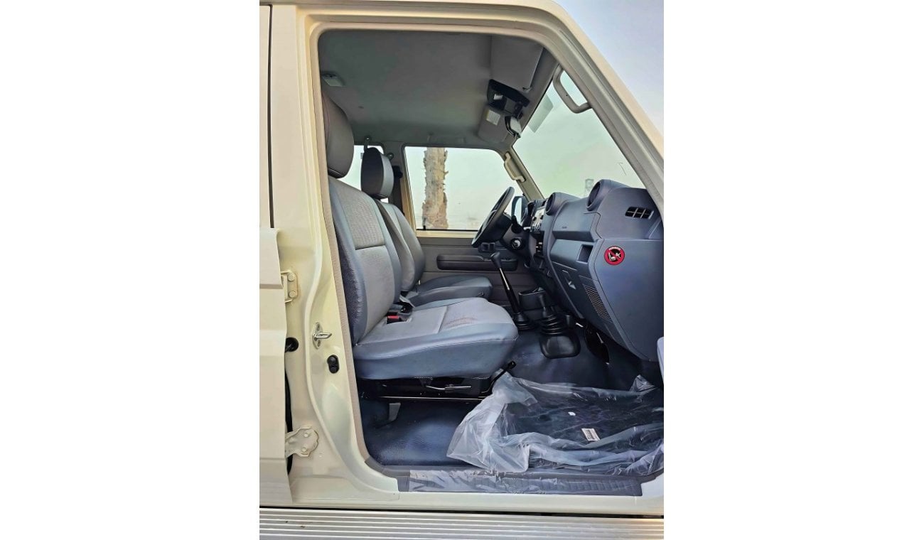 تويوتا لاند كروزر هارد توب LC76 / V6 / 4.2L DIESEL / M/T / POWER WINDOWS WITH LEATHER/ 4WD (CODE # 68037)