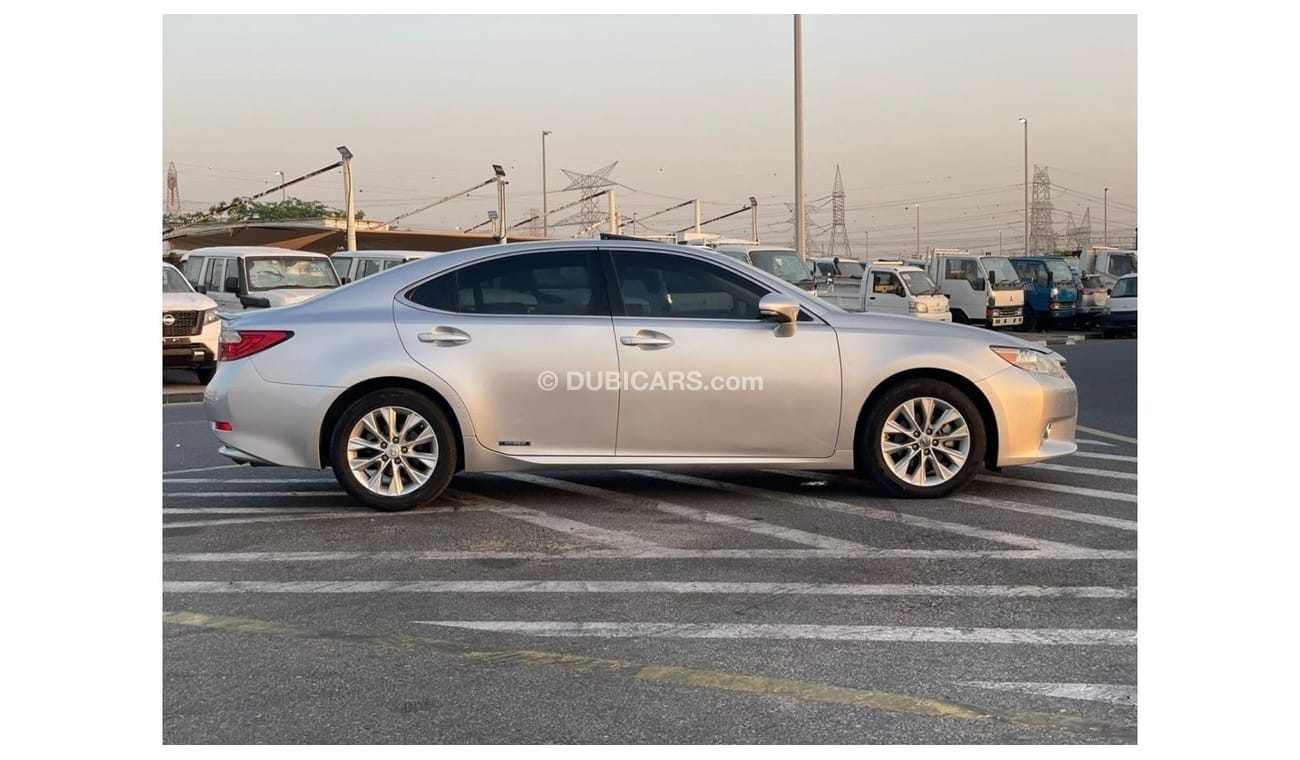 لكزس ES 300 2013 Lexus ES300H Hybrid 2.5L V4 - Japanese Specs Full Option - Without Accident