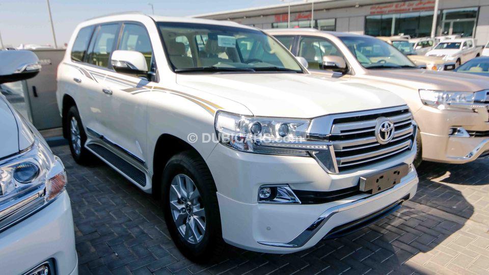 Toyota Land Cruiser VXR V8 for sale: AED 235,000. White, 2017