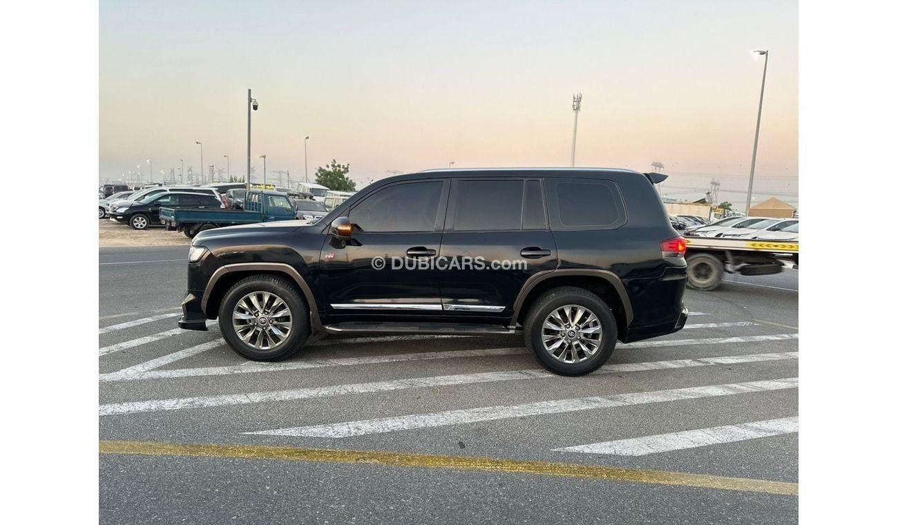 Toyota Land Cruiser Facelift inside and outside with GR kit