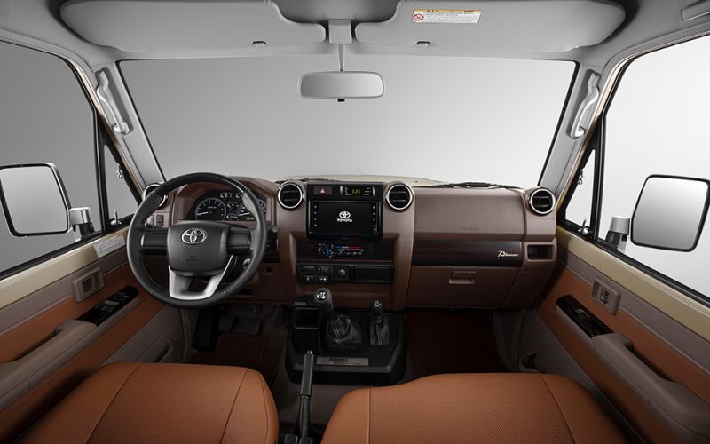 Toyota Land Cruiser 70 interior - Cockpit