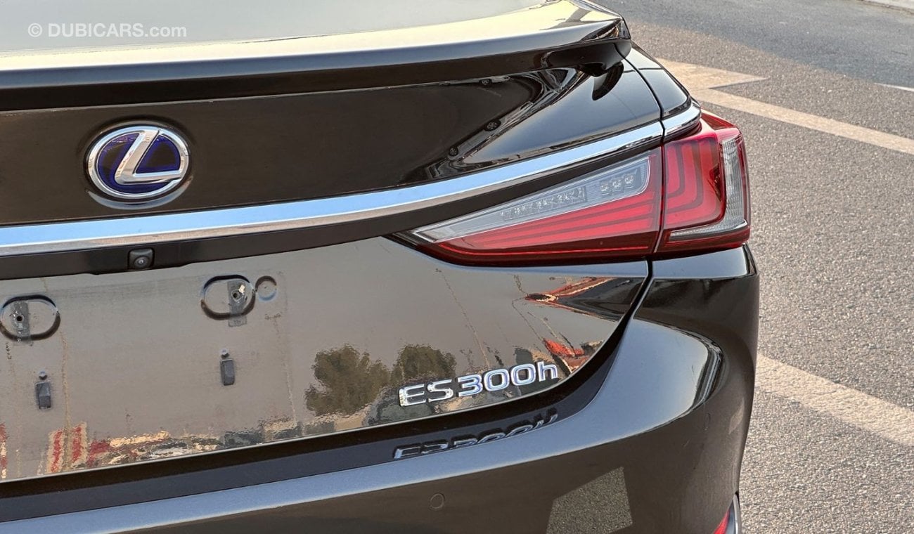 لكزس ES300h 2.5L Hybrid 4 Cylinders Full Service History 2021 GCC