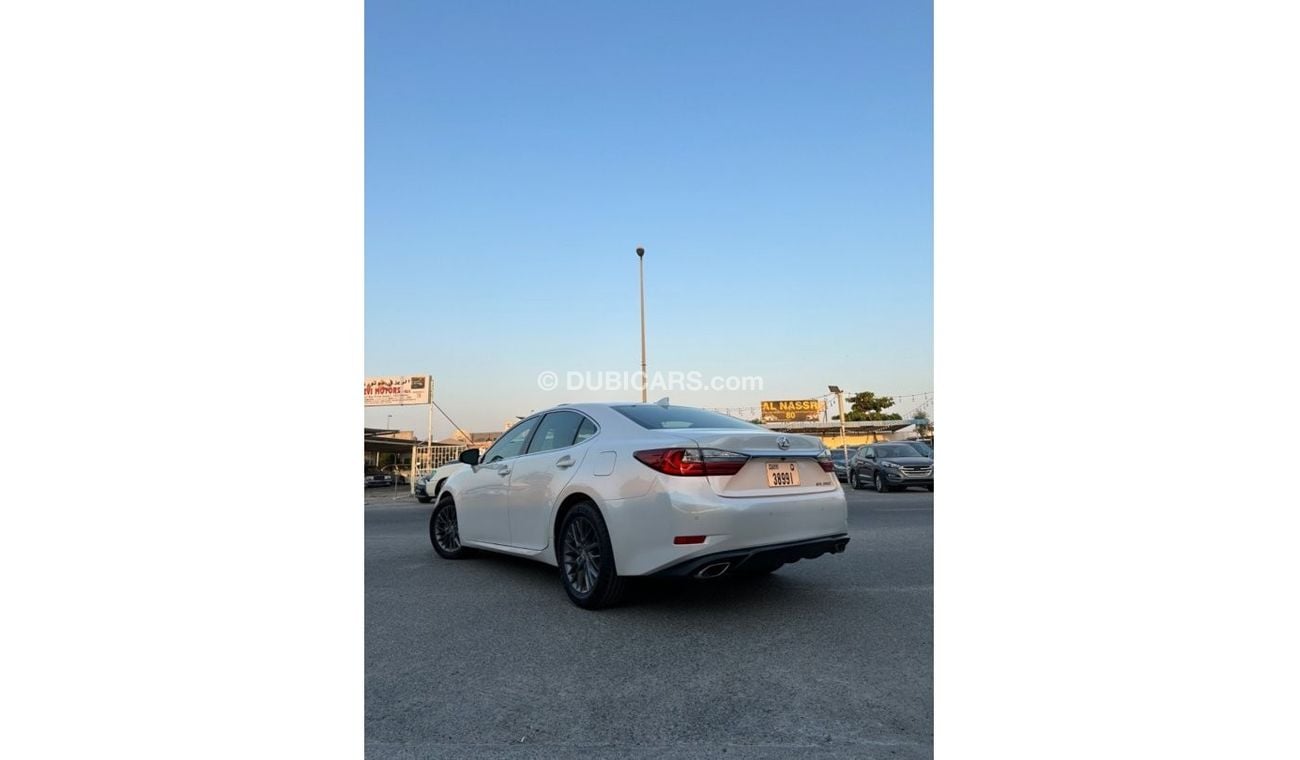 Lexus ES350 Platinum Lexus ES350 2018 with engine capacity 3.5 in perfect condition 163,000 km cable car