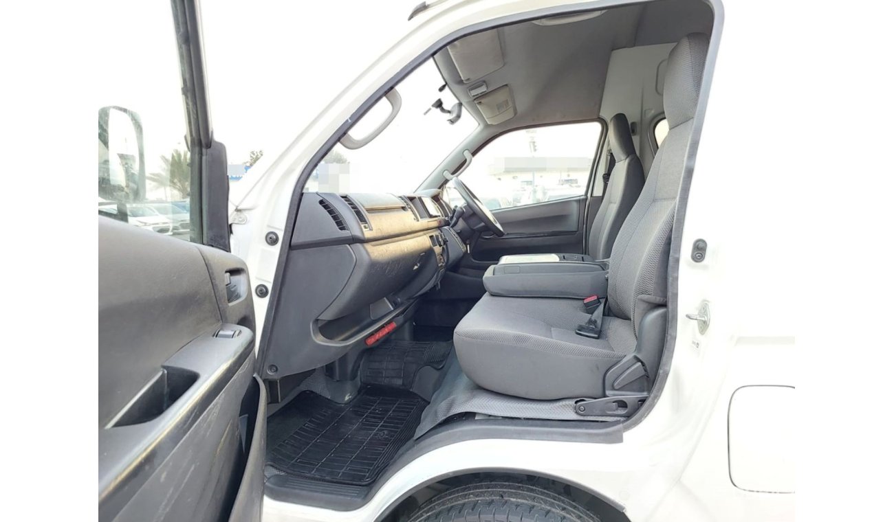 تويوتا هاياس TOYOTA HIACE COMMUTER VAN RIGHT HAND DRIVE(PM13832)