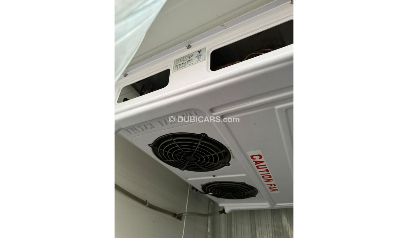 تويوتا هاياس High Roof Panel Chiller Van