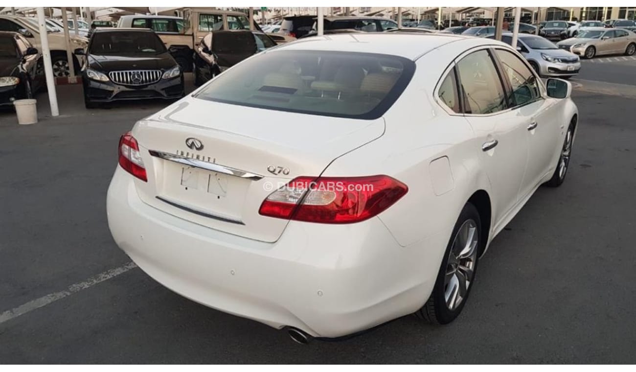 Infiniti Q70 Infinity Q70 model 2014 GCC car prefect condition full option sun roof leather seats navigation sen