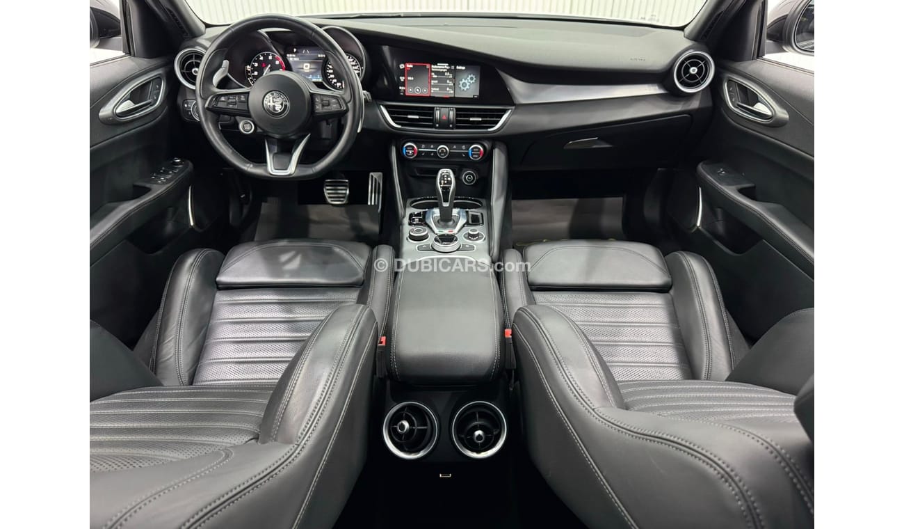 ألفا روميو جوليا 2023 Alfa Romeo Giulia Q2 Veloce, Nov 2027 Alfa Romeo Warranty + Service Pack, Low Kms, GCC