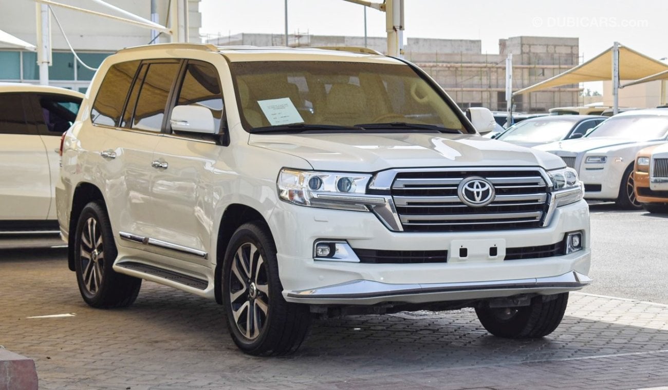 Toyota Land Cruiser GXR 5.7 L V8