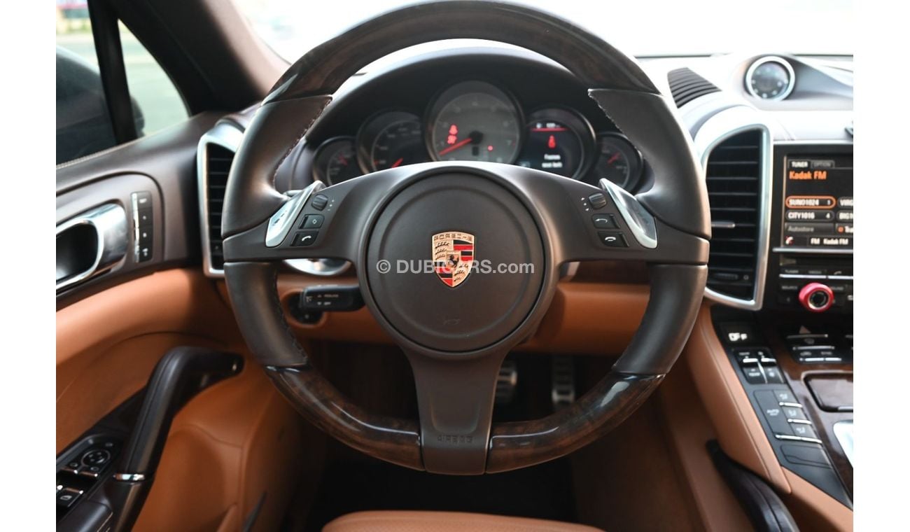 بورش كايان 0% DP  - AGENCY MAINTAINED - PORCSHE CAYENNE S 2014 - PANAROMIC ROOF - 4.6TC V8 4WD - WELL MAINTAINE