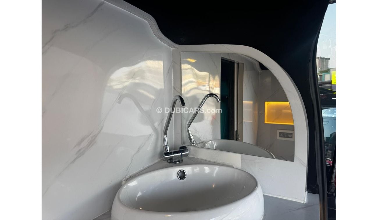 تويوتا جرافينا Executive 3.5L "Experience luxury, featuring an integrated toilet and sink for ultimate comfort!"