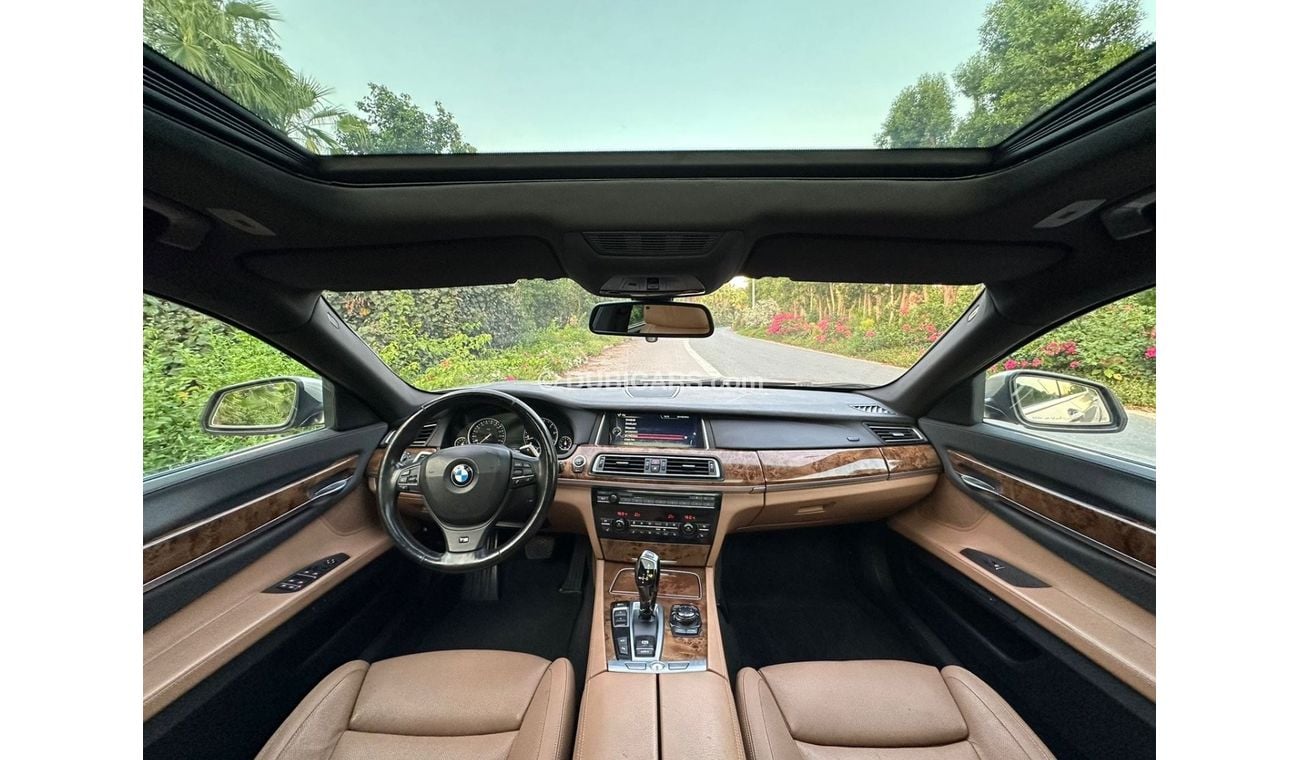 بي أم دبليو 750Li UAE Edition 4.4L - 2014 - GCC Specs - V8 - twin-turbo - 445 horsepower - Perfect Condition