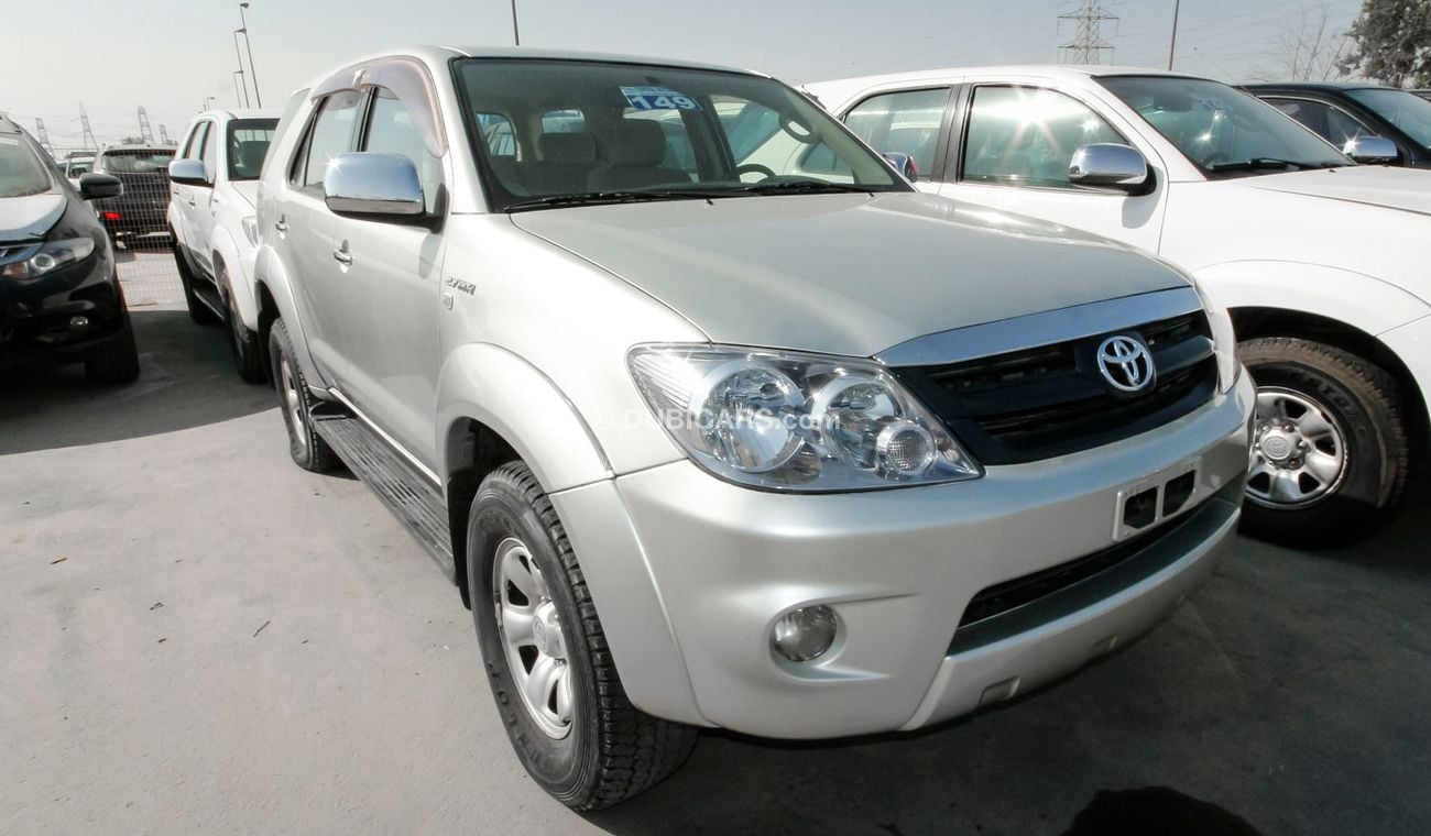 Used Toyota Fortuner SR5 2006 for sale in Dubai - 8886