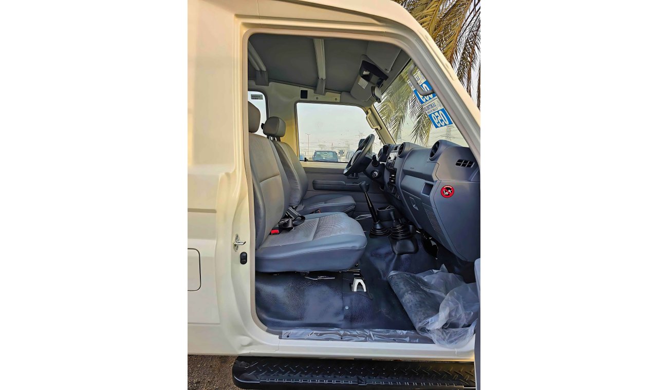 تويوتا لاند كروزر هارد توب LC78 / V6 / 4.2L DIESEL / M/T / POWER WINDOWS WITH LEATHER (CODE # 68036)