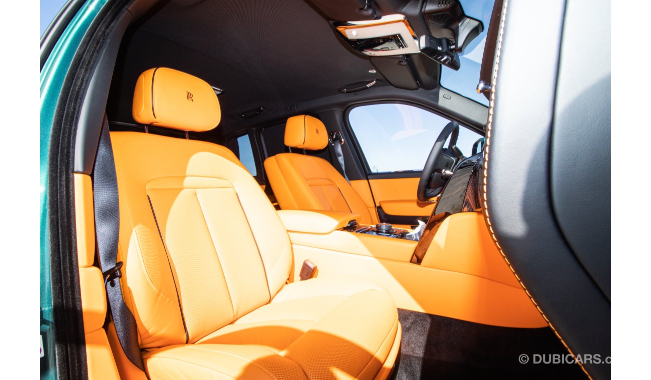 Rolls-Royce Cullinan AWD with 4 Lounge Seats , Champagne Flutes and Starli