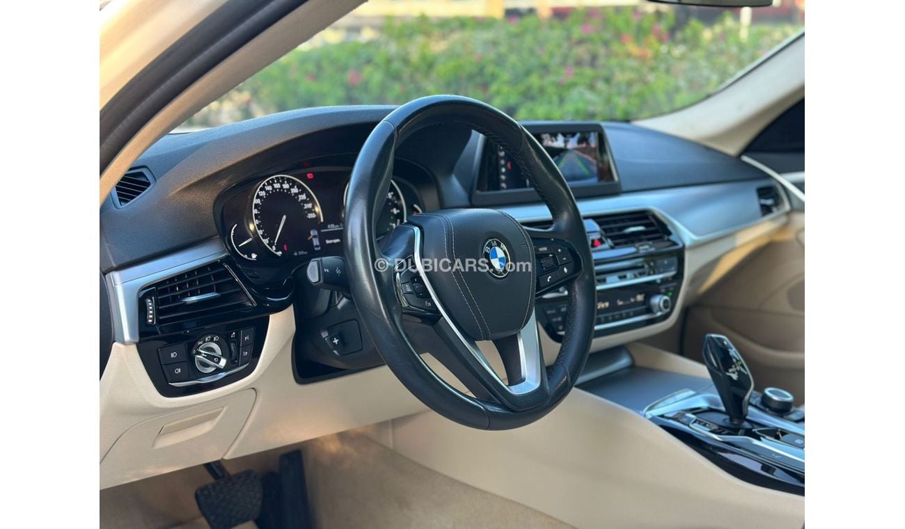 بي أم دبليو 520i Executive 1.6L BMW 520i / V4 / GCC / 2019 / Single Owner / Full Service History From BMW / 1,390 Dir