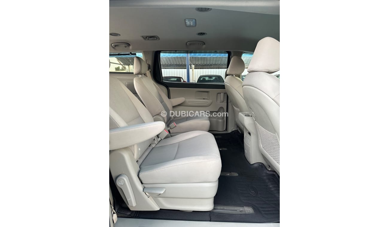 Kia Sedona car in perfect condition Kia sedona 2020 with engine capacity 3.3 car requires investment. in LX tri