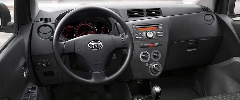 Daihatsu Cuore interior - Cockpit