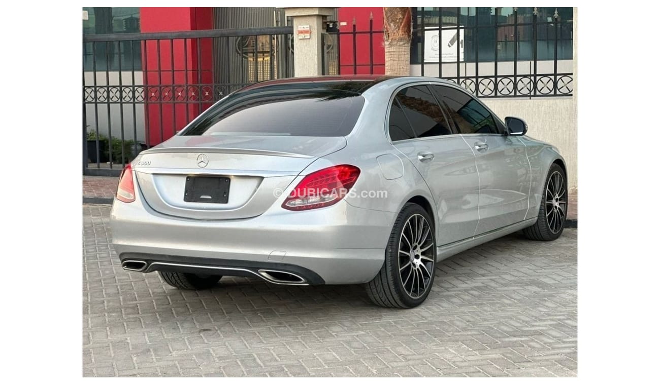 مرسيدس بنز C 300 لاكجري