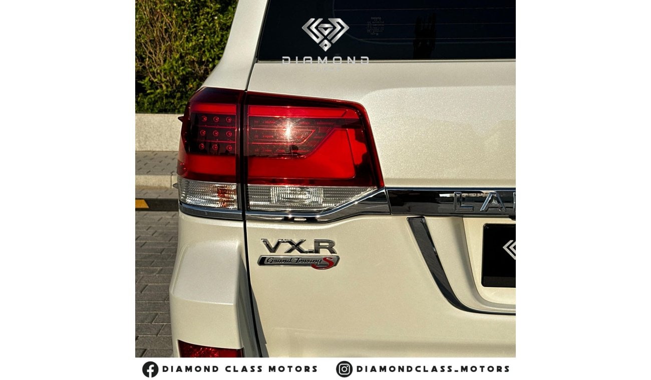 تويوتا لاند كروزر Toyota Land Cruiser VXR Full option  GCC  Under Warranty  Full Service History