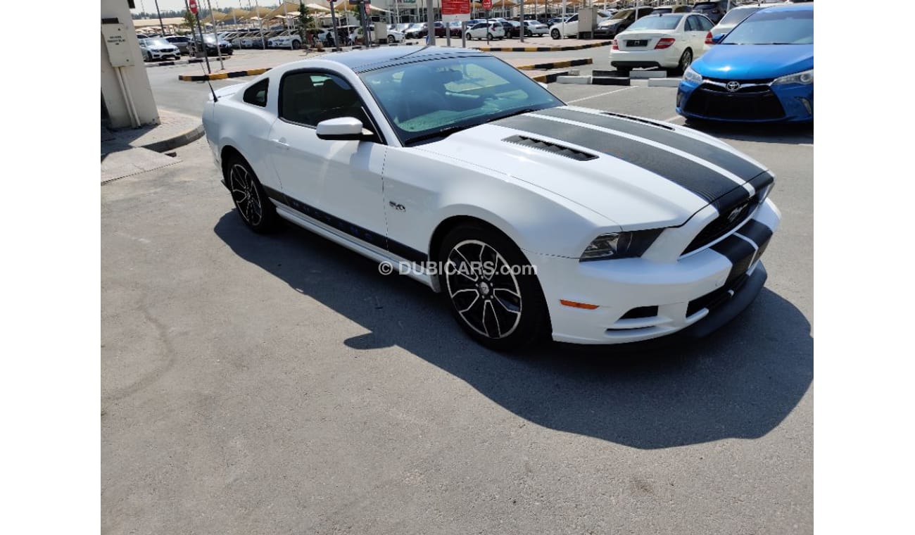 Ford Mustang 2014 model GT 5.0 Full options panorama roof Gulf specs