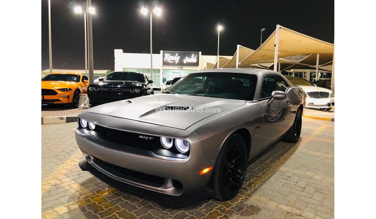 Dodge Challenger V6 / SRT KIT / SUNROOF / BIG SCREEN / LOW MILES /