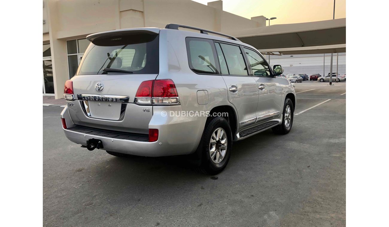 Used Toyota Land Cruiser GXR V8 2010 for sale in Sharjah - 208677