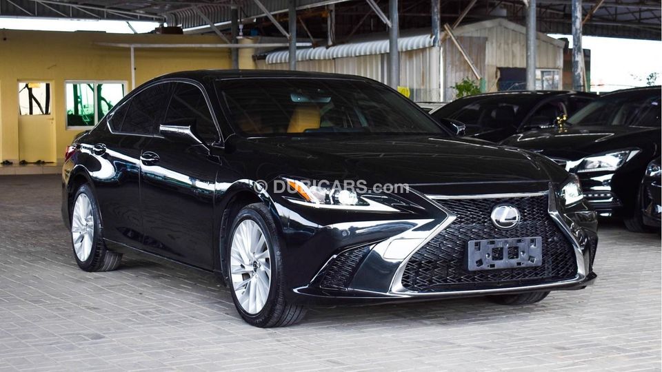 Used Lexus ES 300 Hybrid 2020 for sale in Dubai - 567431