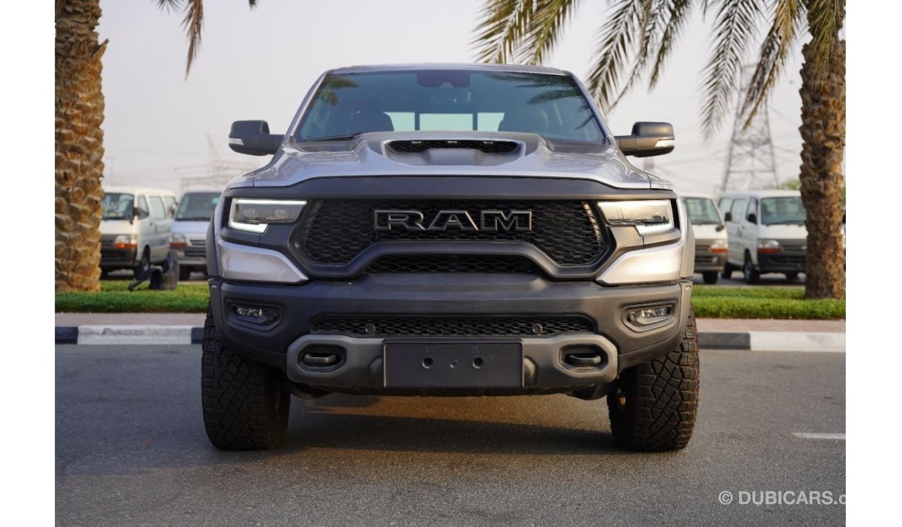 رام 1500 TRX 2023 RAM 1500 TRX SILVER BEAD LOCK CARBON FIBER 4X4 6.2L V8 GCC 0 Km