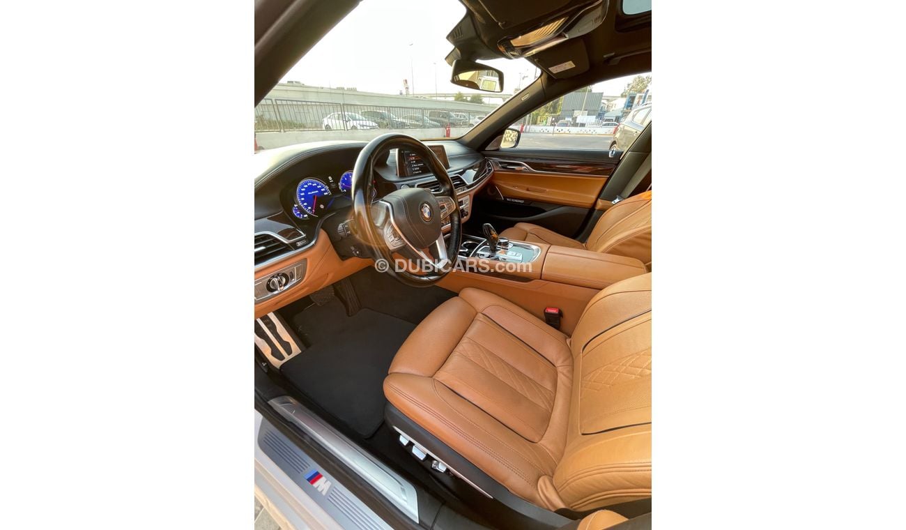 بي أم دبليو 750Li Luxury 4.4L (523 HP)