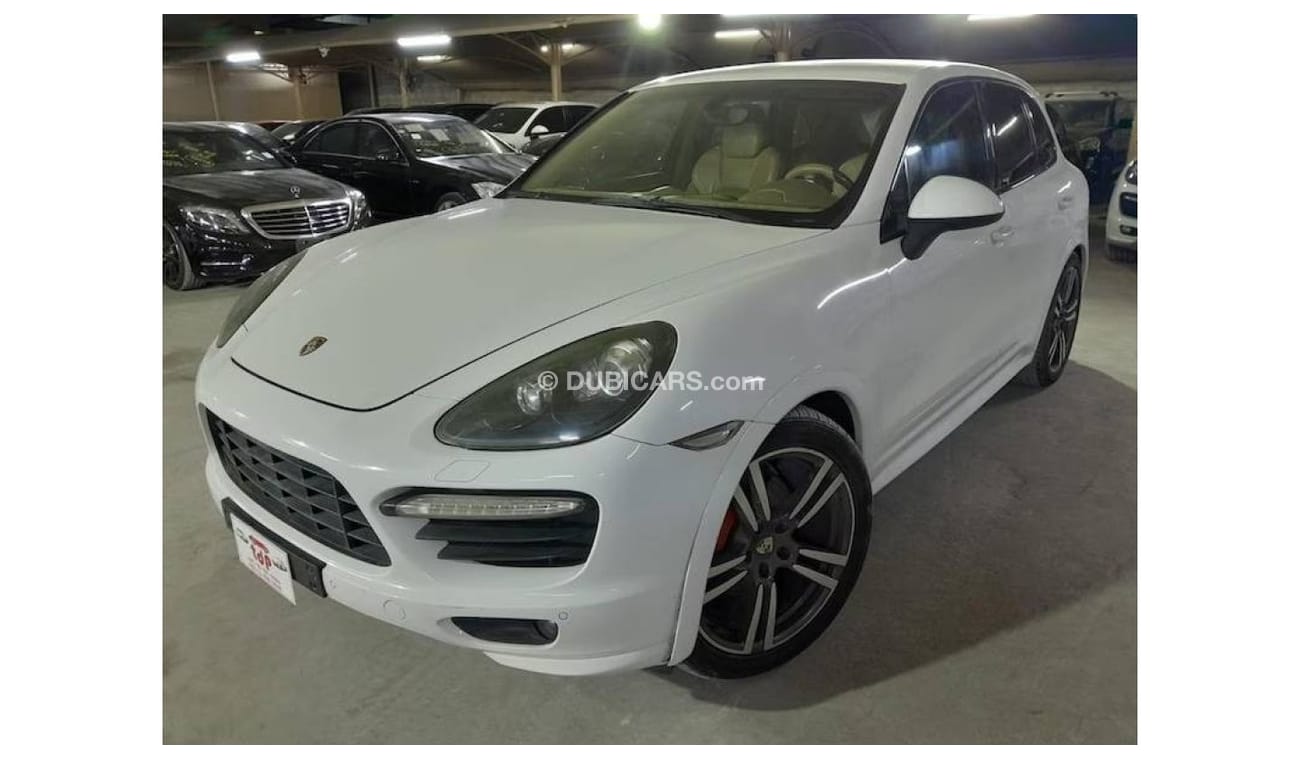 Porsche Cayenne PORSCHE CAYENNE GTS 4.8L 2013, WITH PANORAMIC ROOF, SPORTS CHRONO PACKAGE AND MORE..