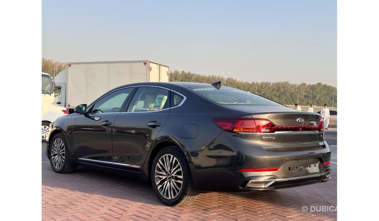 Kia Cadenza GDi Mid 2021 model, the car is in excellent condition, complete a description with a panoramic roof
