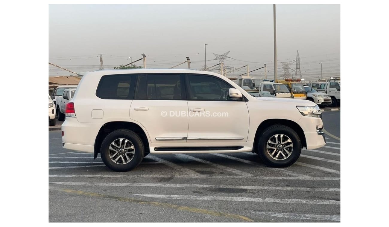 تويوتا لاند كروزر 2016 Toyota Land Cruiser GXR+ V6 4.0L - No accident - 111,000 Km