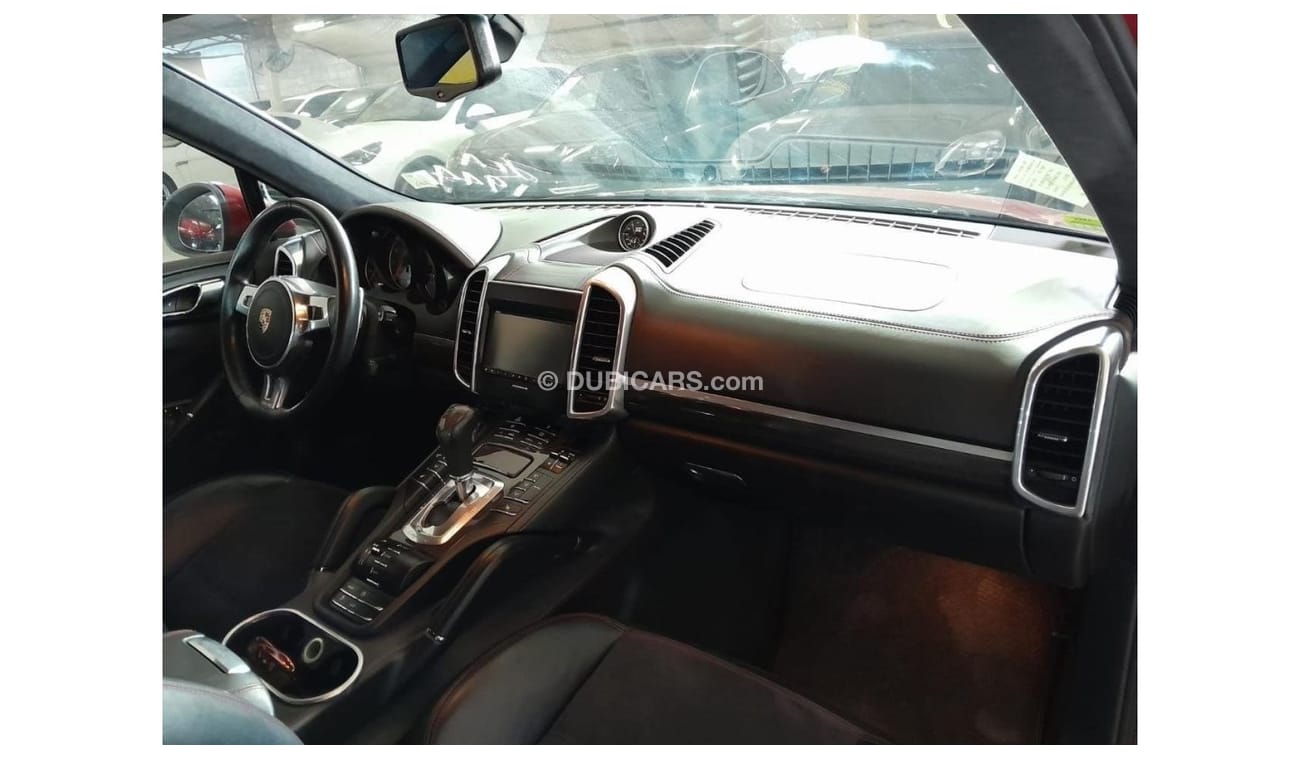 بورش كايان PORSCHE CAYENNE GTS 4.8L 2013, WITH GTS INTERIOR PACKAGE, SPORTS CHRONO PACKAGE AND MORE..