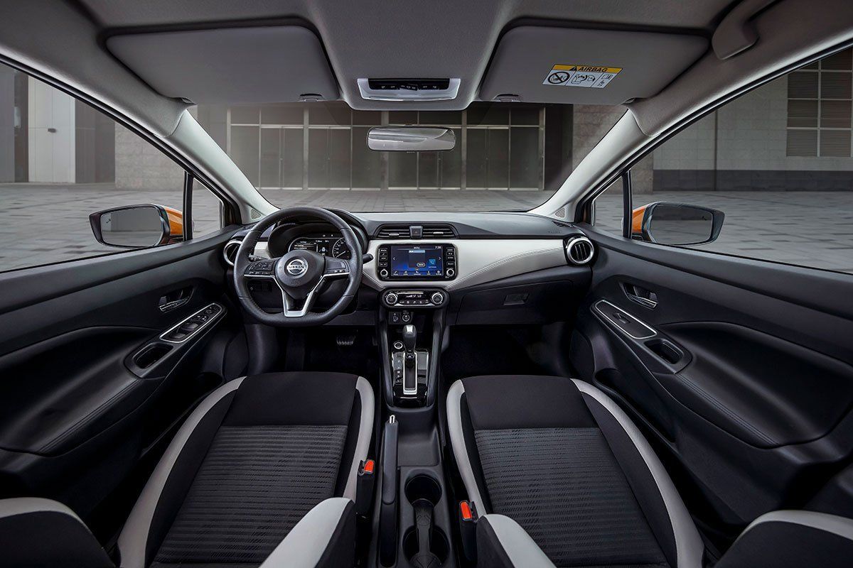 Nissan Almera interior - Cockpit